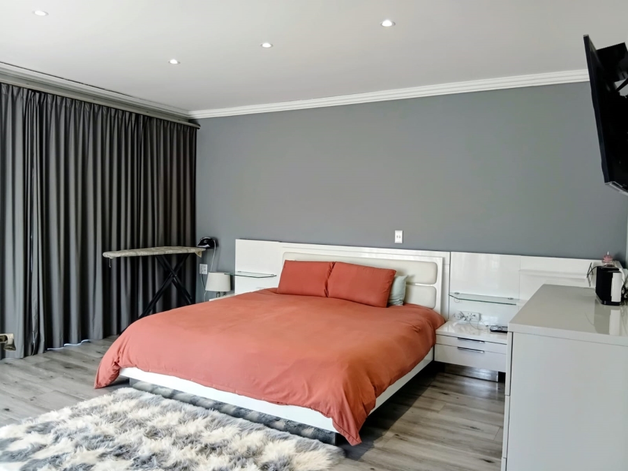 5 Bedroom Property for Sale in Beacon Bay Eastern Cape